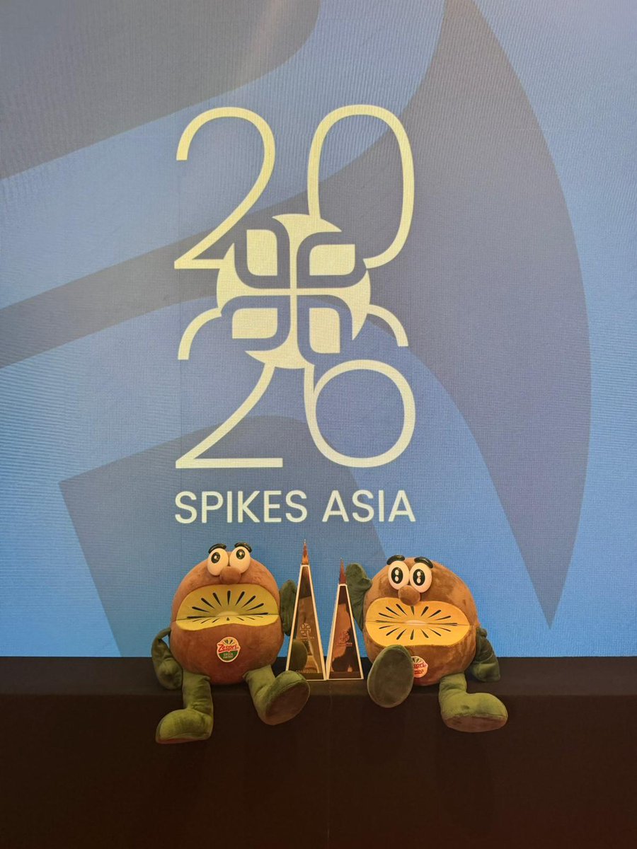 canneslionsjp's tweet photo. スパイクアジア2026
キウイブラザーズさん（ゼスプリ インターナショナル ジャパン）からクリエイティブ・ストラテジー部門グランプリ受賞時の写真をいただきました。
おめでとうございます！ https://t.co/x7qG2RFfdR