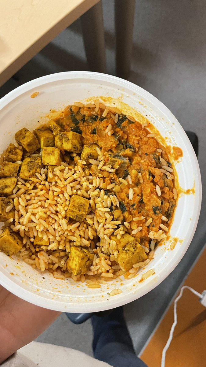 LiaAmberRose's tweet photo. i bought this at the cafeteria and why are the calories and nutrition facts not the same on the bowl and the website?😭😭 but it’s the same portion like what??😭 (there was a mini naan bread but i threw it away) https://t.co/Nzvw05maSL