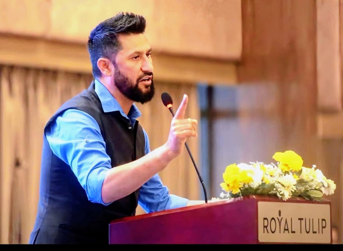 RameshKumarBoho's tweet photo. बोलेरै गिनिज बुकमा नाम लेखिएको उदाहरणले देखाउँछ । भाषण गर्नु वा बोल्नु कुनै ठूलो कुरा होइन ।
कम्तीमा तीन महिना काम गरेर देखाऔँ, काम हेरौँ ।
यदि चित्त बुझ्यो भने, ‘स्याबास’ भन्न हामी तयार छौँ ।
- स्थायी प्रतिपक्ष https://t.co/xXtnjjwmvh