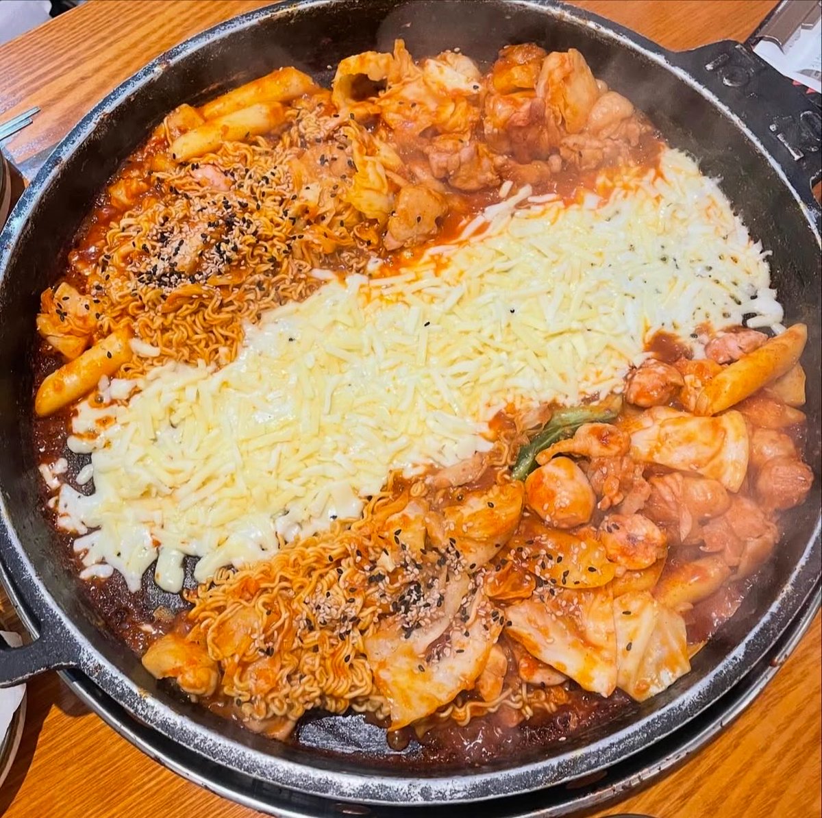 korealens_'s tweet photo. Cheesy dakgalbi with ramen 🤤

📍Jangin Dakgalbi, Seoul https://t.co/DrGXd6jW6V