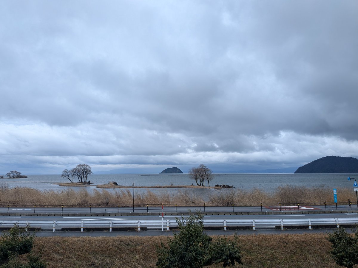 kohokuWBC's tweet photo. 3月19日（木）現在のセンター前です。
気温は11℃ 、天気は曇り、小雨がパラついています。
北風が強く荒れ模様ですが、これから天気が良くなる予報、信じて待ちたいですね。
#湖北野鳥センター  #いまそら  #琵琶湖  #湖北 https://t.co/8zAYUuZg0p