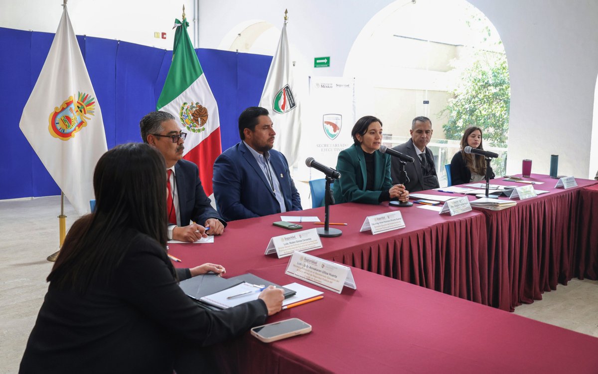 SESNSP's tweet photo. Como parte del proceso de concertación de los fondos federales en materia de seguridad la titular del #SESNSP, la Mtra. Marcela Figueroa @Maffiguer, realizó la entrega formal de convenios #FASP y #FOFISP para el ejercicio fiscal 2026. 🤝🇲🇽
Hoy nos acompañaron los estados de @nuevoleon, @Gob_Guerrero, @Edomex y @NayaritGobierno.