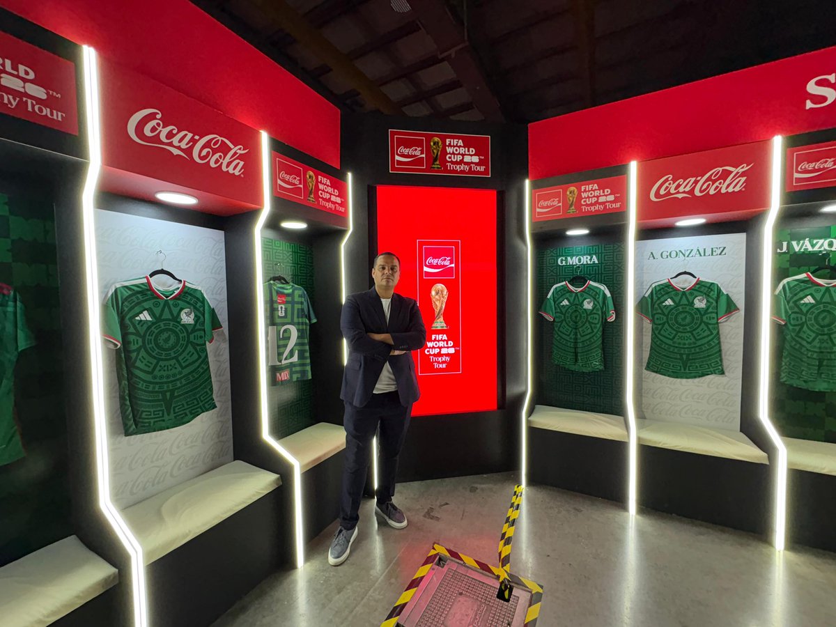 RicardoChavero's tweet photo. Nos volvimos a ver… y la emoción sigue intacta 😍🏆

La Copa del Mundo llegó a Puebla y claro que no podíamos dejar pasar la oportunidad de estar frente a ella 🙌🏼

Porque no es solo un trofeo…
es historia, es pasión, es el sueño de millones latiendo en cada partido ⚽️🔥

Hoy la vimos de cerca y nos recordó por qué el fútbol nos une, nos emociona y nos hace creer ❤️

#Puebla #CopaDelMundo #FifaWorldCup2026 #PasiónPorElFútbol #ElFútbolNosUne