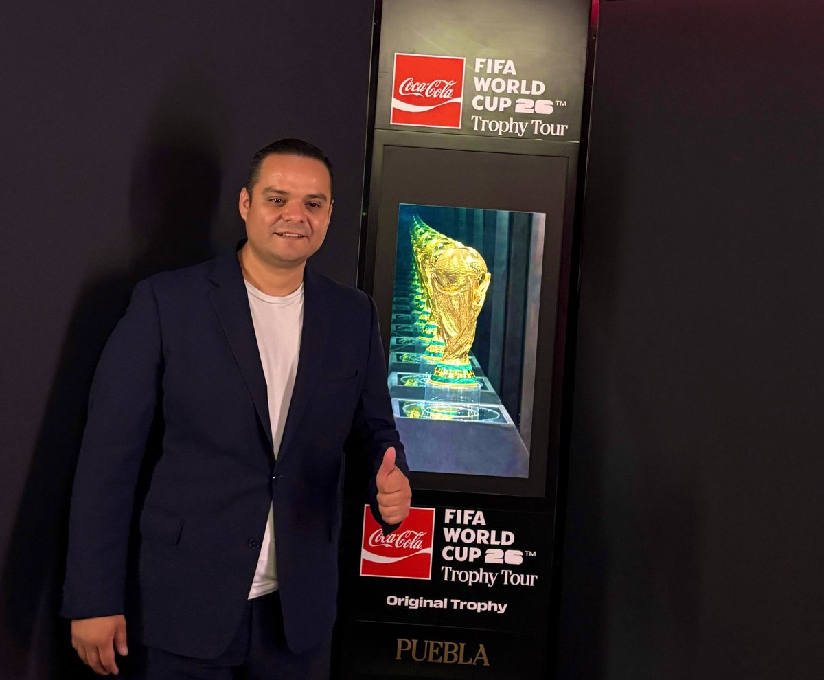 RicardoChavero's tweet photo. Nos volvimos a ver… y la emoción sigue intacta 😍🏆

La Copa del Mundo llegó a Puebla y claro que no podíamos dejar pasar la oportunidad de estar frente a ella 🙌🏼

Porque no es solo un trofeo…
es historia, es pasión, es el sueño de millones latiendo en cada partido ⚽️🔥

Hoy la vimos de cerca y nos recordó por qué el fútbol nos une, nos emociona y nos hace creer ❤️

#Puebla #CopaDelMundo #FifaWorldCup2026 #PasiónPorElFútbol #ElFútbolNosUne