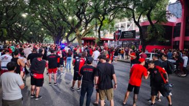 #Newells | Durante la manifestación de los hinchas y socios por el desastre futbolístico que se está viviendo, la barra apareció para violentar y sacar a las piñas a aquellos que se manifestaban.
