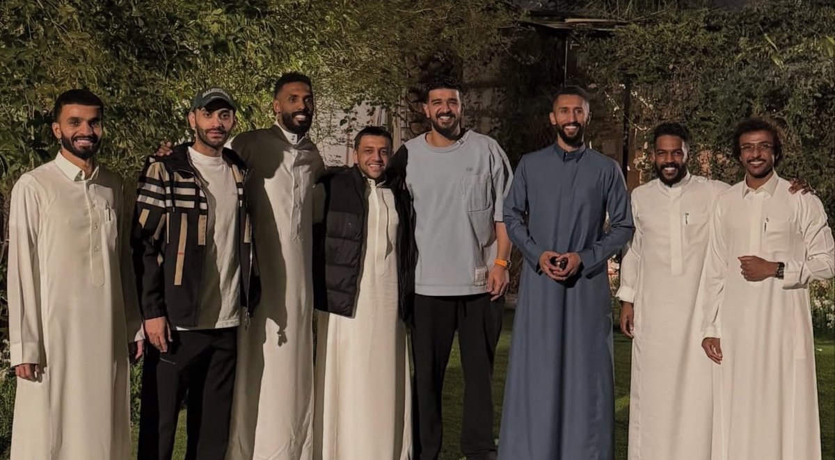 gjgjgjgjgj18gj's tweet photo. مجتمعين عشان يشوفون الهلال😞💔😞💔
بس ماعندي دليل https://t.co/A2DZEYyc5r