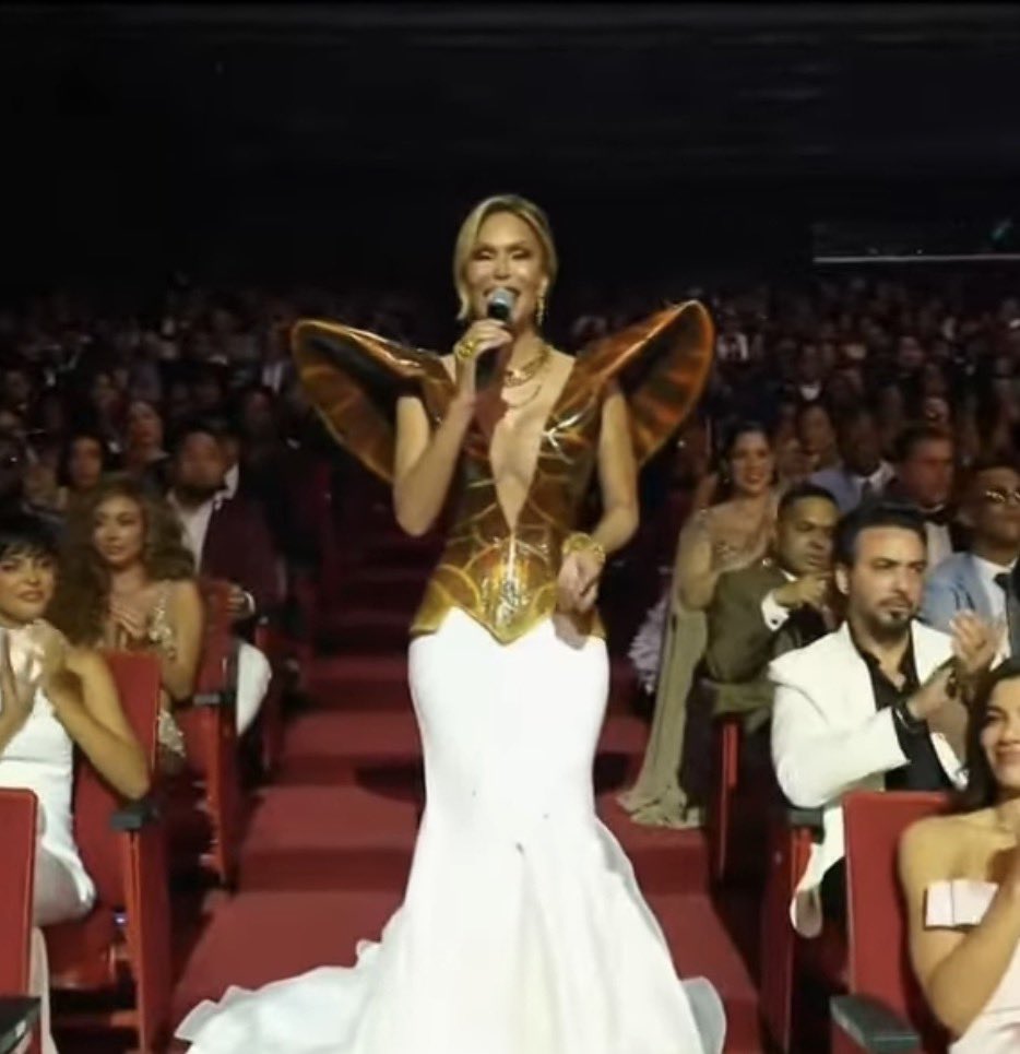 Conquecuenta's tweet photo. Vestido inspirado en el traje de piccolo #PremioSoberano2026 https://t.co/uyB6hEqDQ8