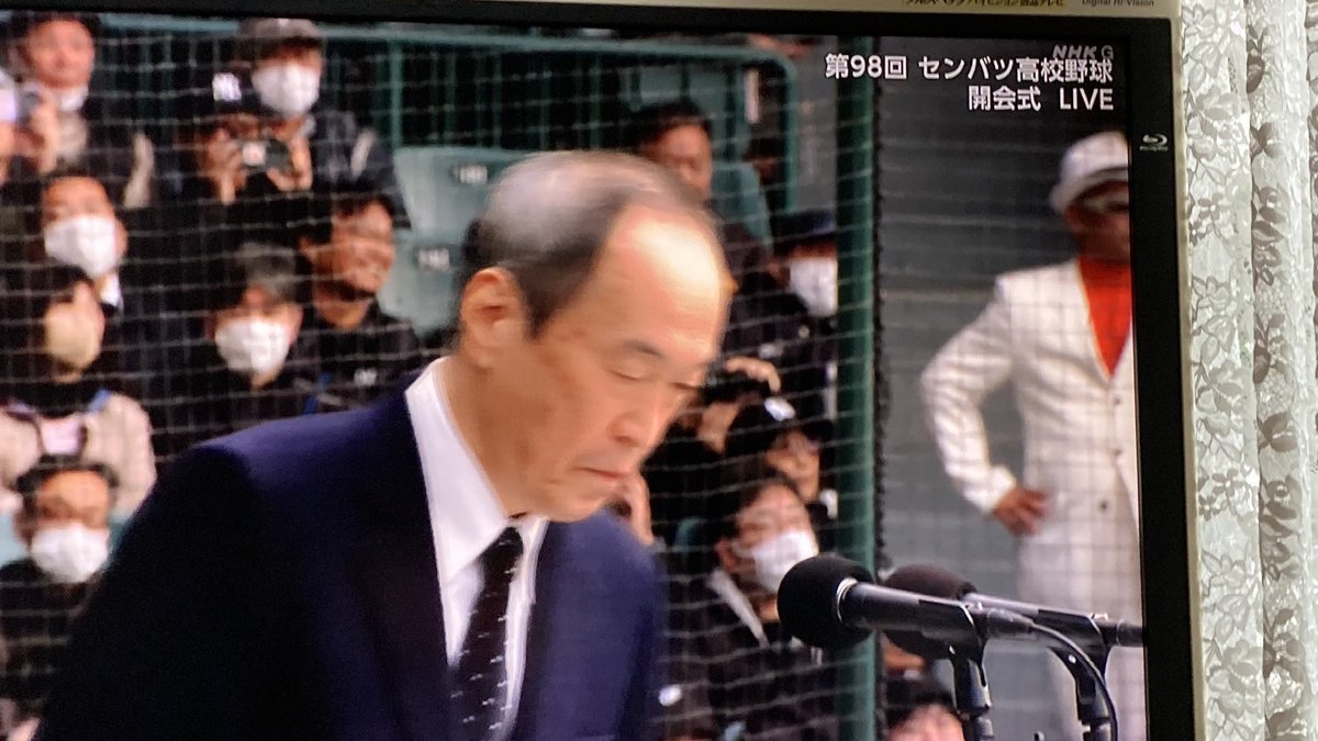 56285tama5's tweet photo. 第98回高校野球開会式を見てた。
いつもと違うのが気になった！ユニフォームはカラフル！先頭の女子高制が廃止！
凄く新鮮だった　毎日新聞社長の挨拶に入ると　んっ！と動き出す人が
白スーツに赤シャツ！かっこいいなー
えっ！あの人ですよね！手！絶対そうやん〜イヤーッ朝から眼福でした♪ https://t.co/EyTgWlyGx4