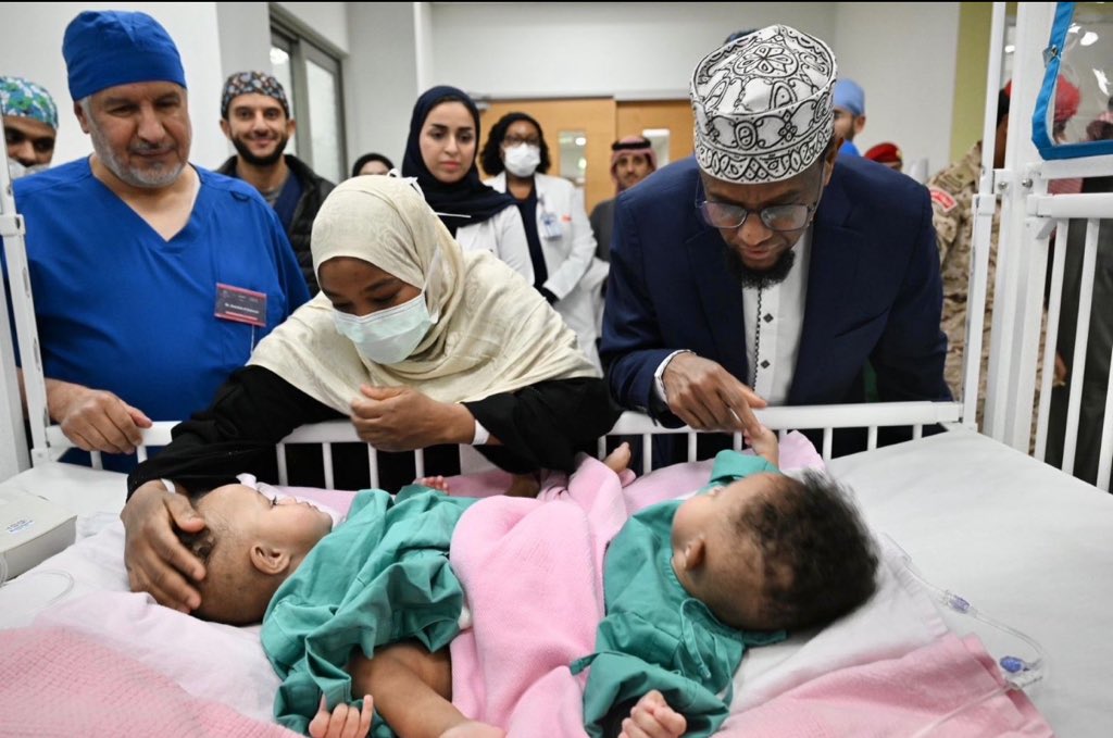 _ma6ram's tweet photo. الحمد لله على نجاح عملية فصل التوأم الصومالي (رحمة ورملا) بعد جراحة استمرت 14 ساعة و8 مراحل دقيقة، بمشاركة فريق طبي متميز.

⭐️تشرفت بالمشاركة في هذه العملية الإنسانية، وأفتخر بانضمامي للفريق البحثي في مركز الملك سلمان للإغاثة.

كل الشكر لقيادتنا الرشيدة على دعمها المستمر https://t.co/FfleiqNrGE
