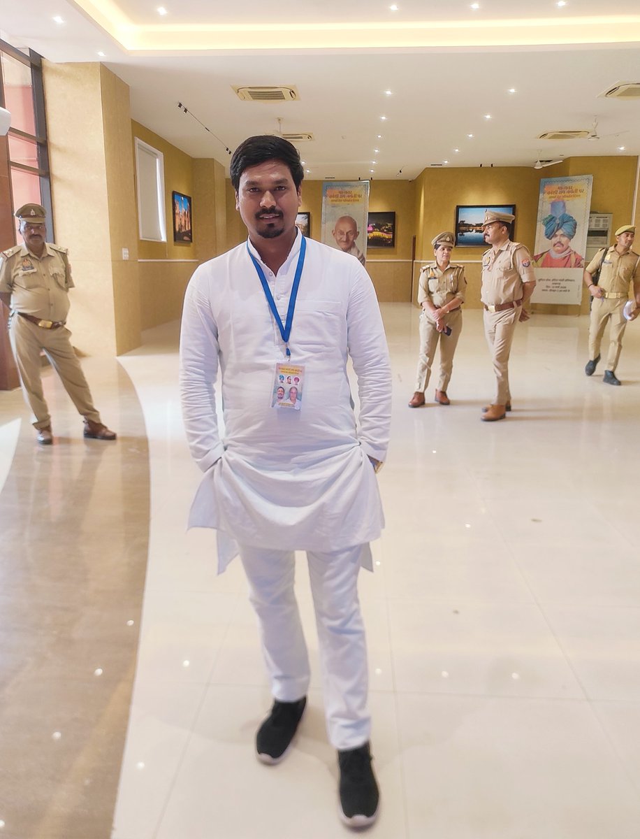 हज़ार बर्क़ गिरे, लाख आँधियाँ उट्ठें, वो फूल खिल के रहेंगे जो खिलने वाले हैं ~ ❤
<a href="/highlight/">highlight</a> #trendingpostchallenge