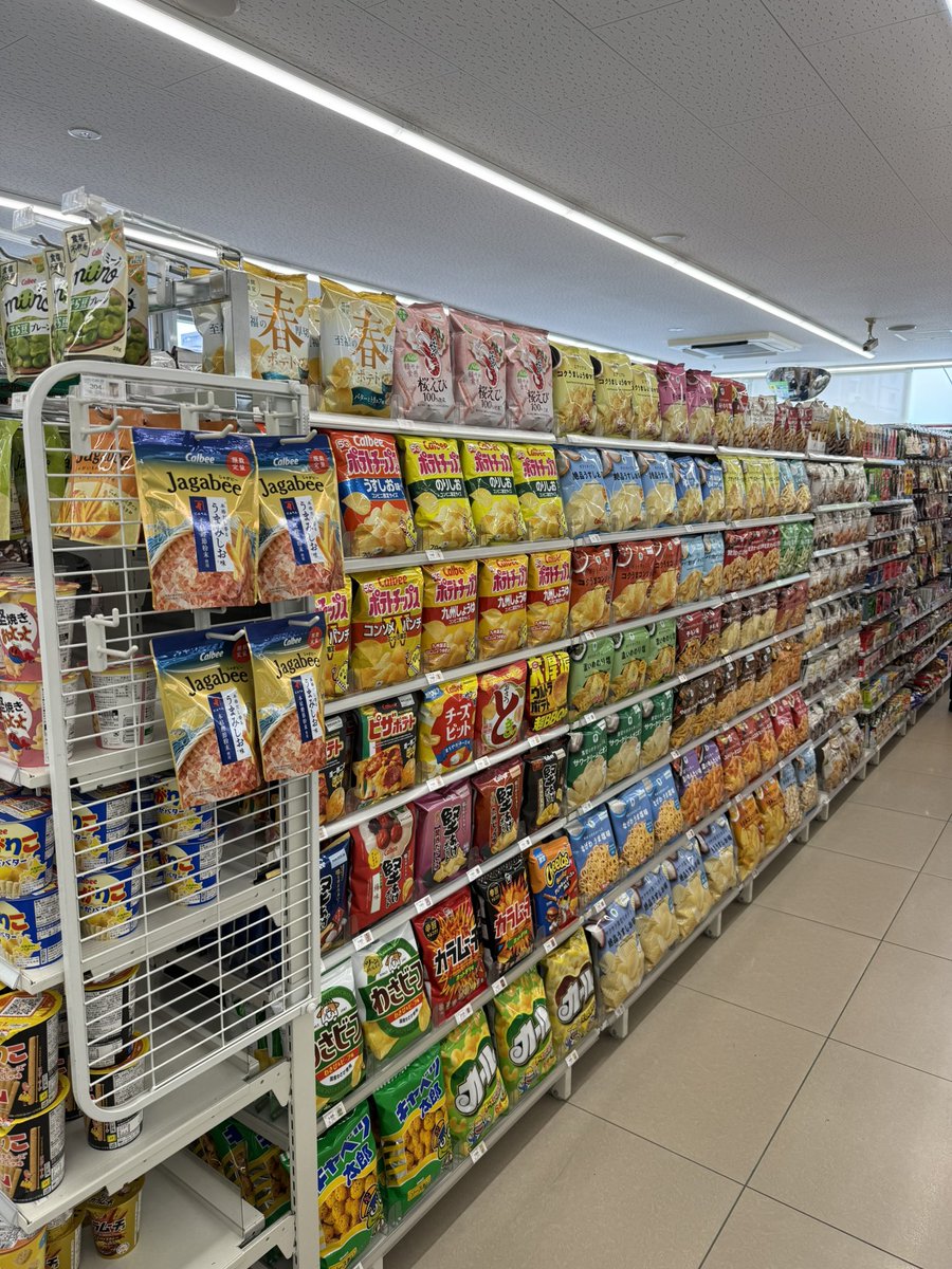 すごく綺麗なコンビニ見つけた https://t.co/PaTKadtV23