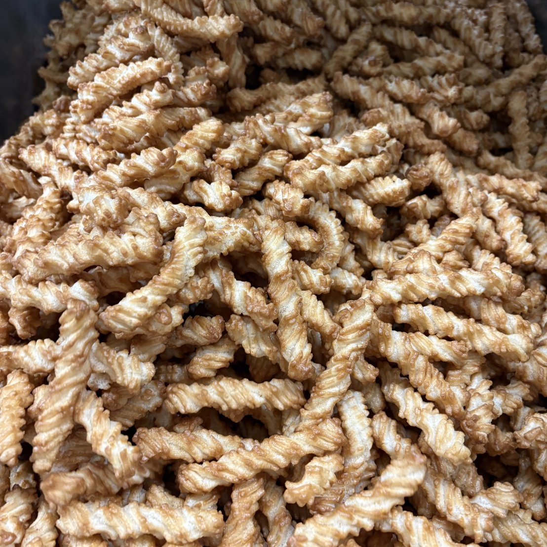 tenguseika's tweet photo. おはようございます。
天狗製菓です。
本日も元気に製造しております。
弊社の工場、生産能力に変わりはありません。
しかしながら、製品を完成させるには
生地、油、味付け用の半製品
そして袋、ダンボール、テープ
機械の部品など
「横綱あられ」は何一つ欠かせない物の集大成です。
物によっては納期不透明などの案内がきており、
今後の影響が計り知れません。
いつでも安全に美味しく食べていただく。
私たちが届けたいものが届かない。届けられない。
そんな最悪のシナリオを考えながらも
先ずは目の前の「横綱あられ」をしっかり生産し
安全にお届けする。ことを最優先にして参ります。
今週も残り1日となりました👺
引き続きよろしくお願いいたします。
#天狗製菓
#横綱あられ
#ピリカレー