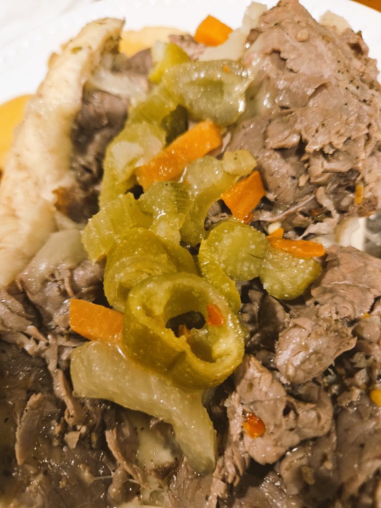 NW_Indiana_Eats's tweet image. Italian Beef.  Dipped.  Mozzarella.  Giardiniera.  🔥🔥🔥
#buona
#beef
#delicious