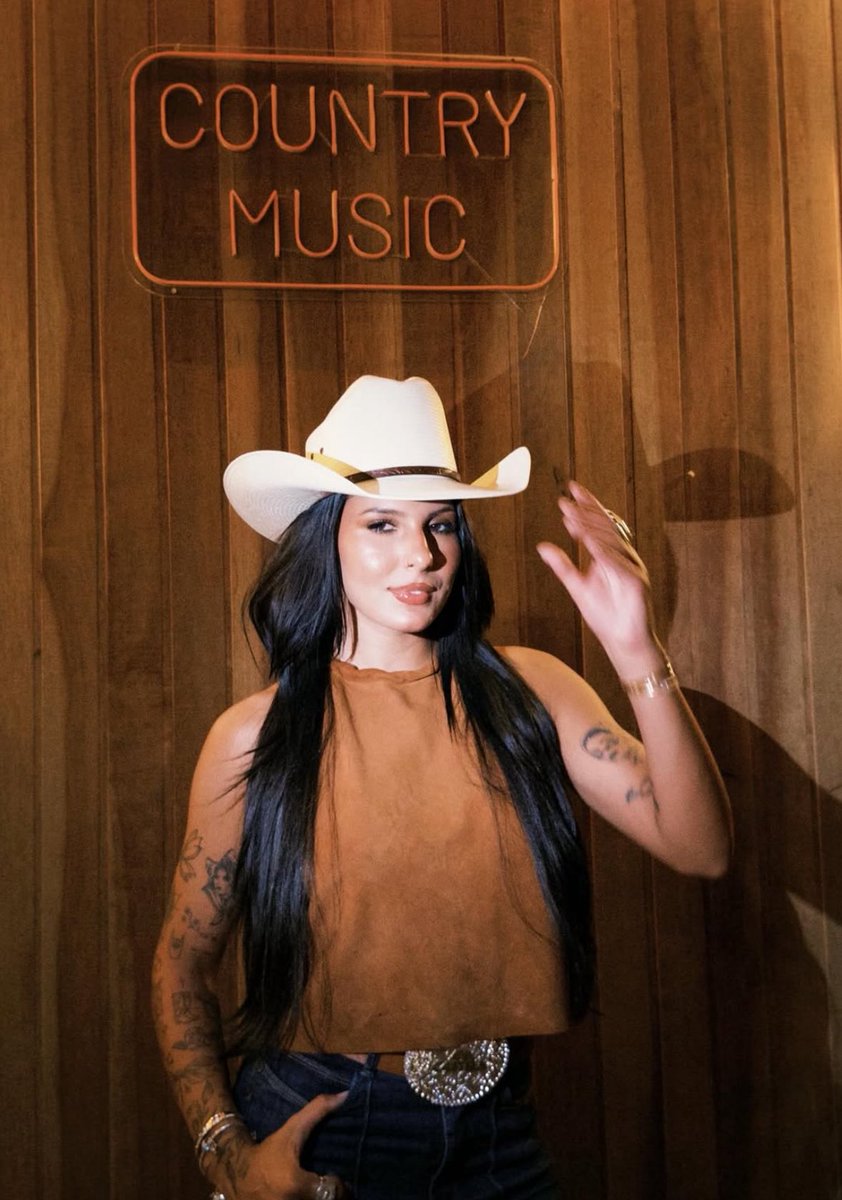 MARAVILHOSA! 😍

Ana Castela pronta para curtir a noite em comemoração ao 1M do @vetuche 

• Siga @qgdaanacastela em todas as redes sociais.