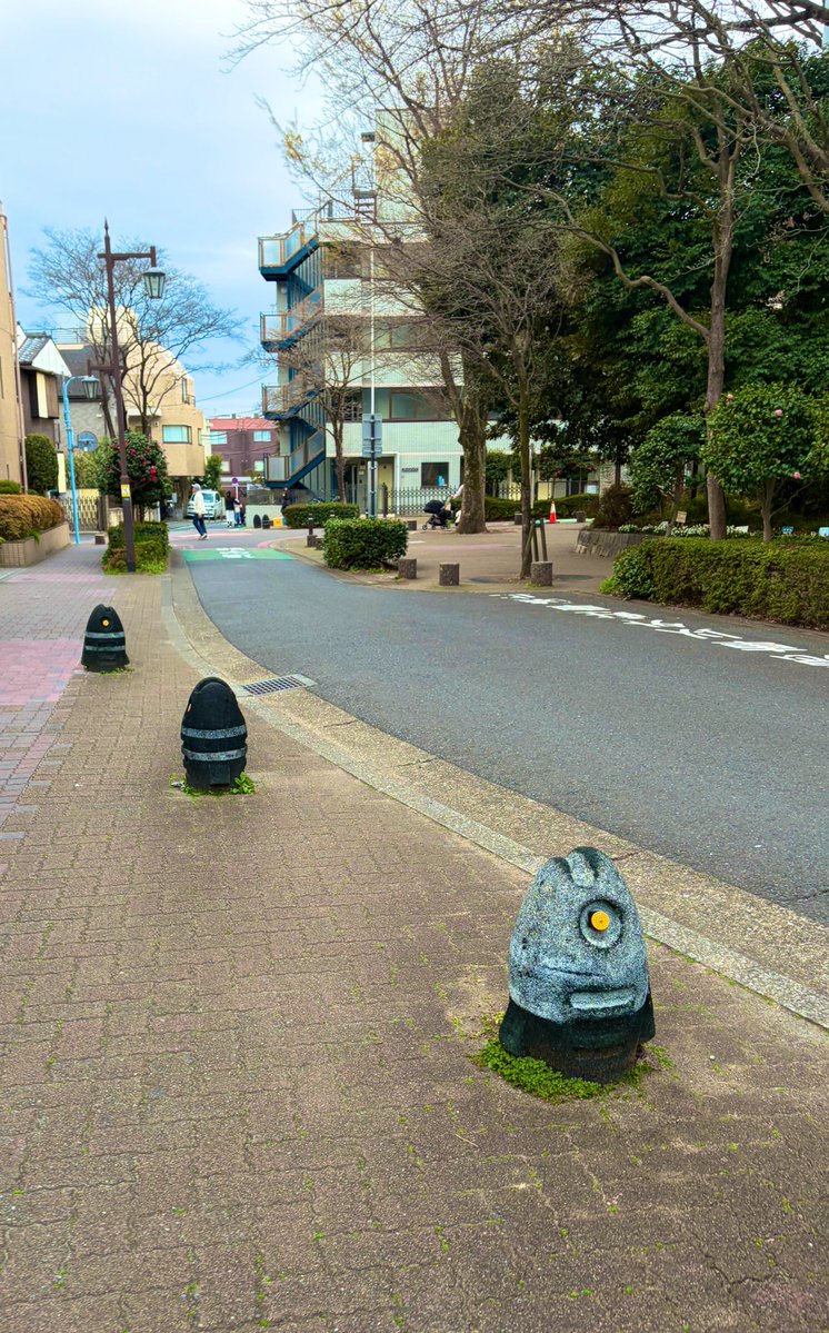 생선 머리 볼라드 
밤 되면 눈에서 레이저 나올 것 같음