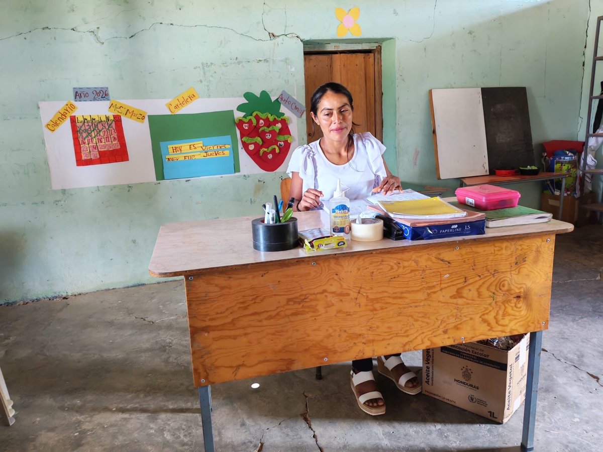 CesiaMejiaHN's tweet photo. ➪Maestra de kínder camina 40 minutos y solo gana 1,000 lempiras al mes con retrasos hasta de medio año. Con juegos y cantos, Carmen enseña a niños de prebásica, pero su vocación enfrenta la dura realidad de ganar solo 1,000 lempiras al mes. A pesar de 16 años como educadora y de caminar 40 minutos diarios entre caminos de herradura, Carmen Rodríguez apenas gana 1,000 lempiras al mes como facilitadora de prebásica en la comunidad de Turturupe, en Lepaterique, Francisco Morazán. 

➪En la retirada comunidadde Turturupe, la escuela Francisco Morazán es el lugar donde Carmen ha dedicado su vida a formar a los más pequeños, quienes llegan con ilusión a dar sus primeros pasos en el aprendizaje. Cada mañana, la docente recibe a sus alumnos con juegos, canciones y dinámicas que fortalecen sus habilidades antes de comenzar a escribir, en un proceso que requiere paciencia y vocación. A pesar de las dificultades, Carmen continúa su caminata diaria con la misma entrega, impulsada por el amor a los niños, pero con una petición clara: que su esfuerzo sea valorado y que su salario deje de ser de apenas 1,000 lempiras al mes.