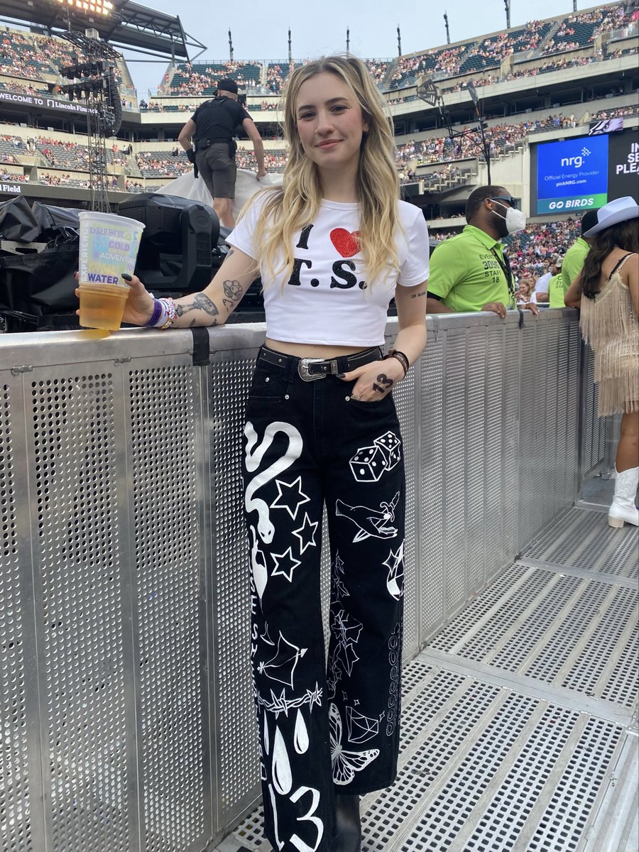 Laura ୨୧ tweet media