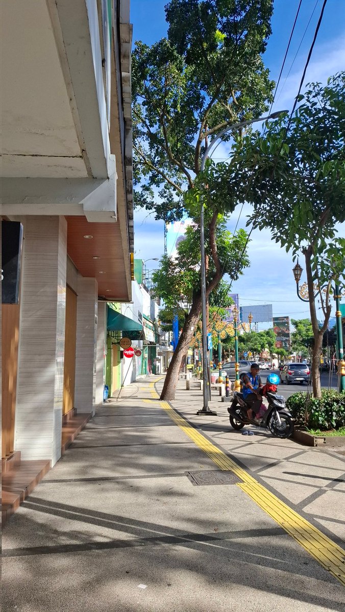 vania sibuk tweet media