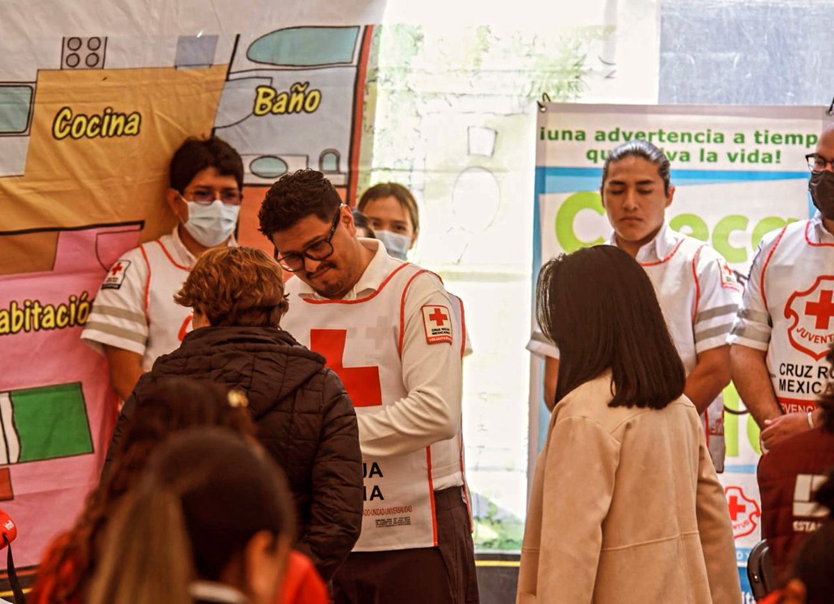 PrevCrmEdoMex's tweet photo. Hoy expusimos la importancia de capacitar a la gente en el uso de sillas porta infantes y la prevención de accidentes en el hogar a la Gobernadora del Estado de México #CruzRojaMexicana #SerMejores #SoyResponsable #SalvamosVidas #AyudarNosMueve https://t.co/umPEimElJz