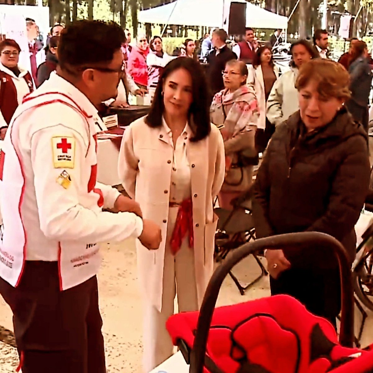 PrevCrmEdoMex's tweet photo. Hoy expusimos la importancia de capacitar a la gente en el uso de sillas porta infantes y la prevención de accidentes en el hogar a la Gobernadora del Estado de México #CruzRojaMexicana #SerMejores #SoyResponsable #SalvamosVidas #AyudarNosMueve https://t.co/umPEimElJz