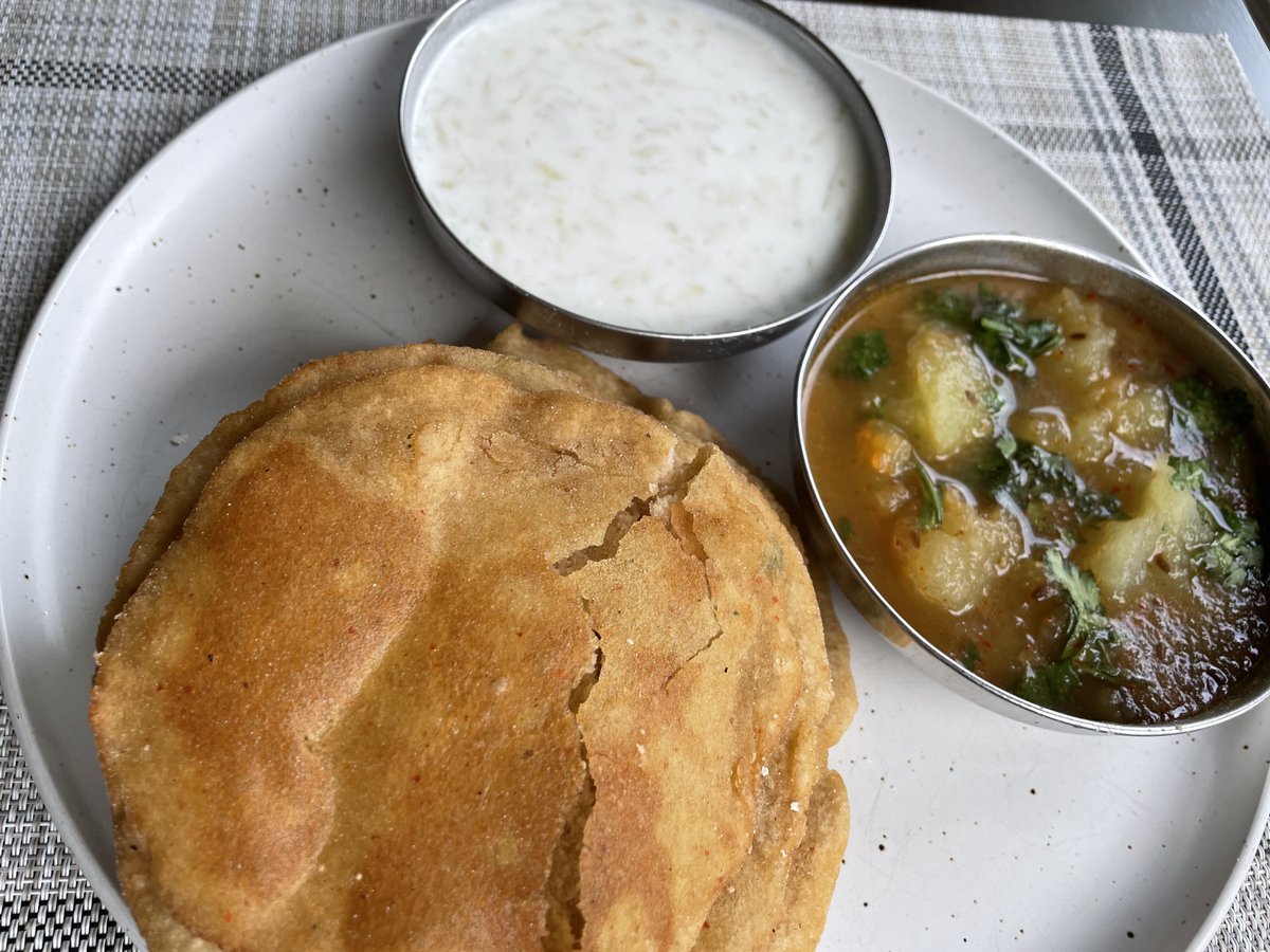 MuditasKitchen's tweet photo. Vart poori#kuttupoori#aloo#curry 🙏 https://t.co/PccrufLYcy