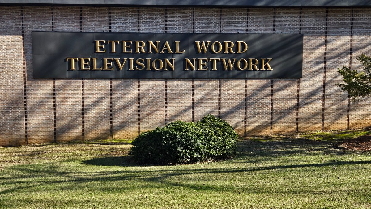 AoG_Radio's tweet photo. An amazing day at the Mother ship @EWTN for all our Pilgrims!
Lunch with Dr. David Anders, Mass, Adoration, the Rosary and Vespers with the Friars. Tours around the grounds. Supper with Brother Leo! Then sitting in the audience for EWTN Live w/ Fr. Mitch! https://t.co/gJY5nVC6Q4