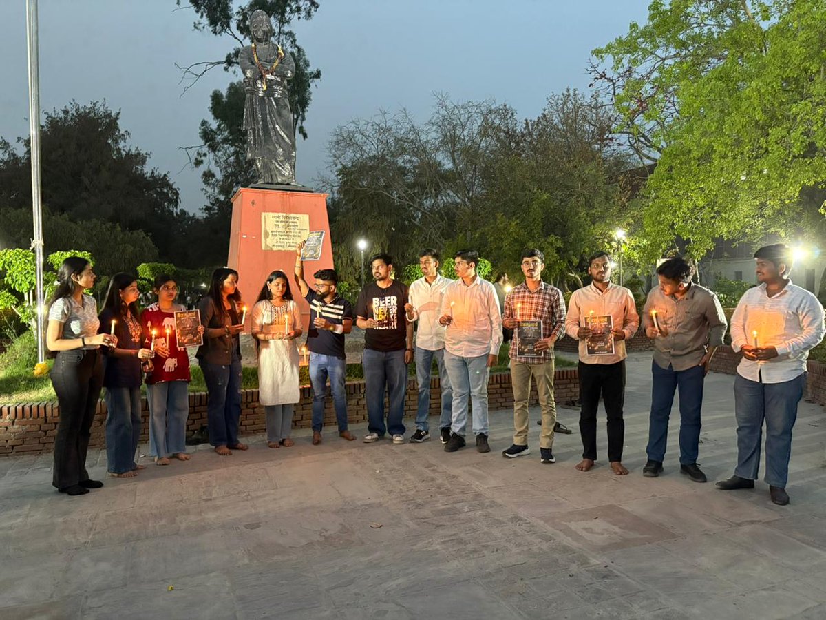 thethakurforce's tweet photo. कल दिल्ली विश्वविद्यालय में सारण में हुए रेप और सामूहिक दुष्कर्म की घटना के खिलाफ शांतिपूर्ण विरोध प्रदर्शन किया गया। इस दौरान वंशिका बालियान, पलक सिंह, सौम्या पठानिया और नीति जादौन के नेतृत्व में छात्रों ने कैंडल जलाकर पीड़िता को श्रद्धांजलि दी और न्याय की मांग उठाई। https://t.co/dHndx66UrR