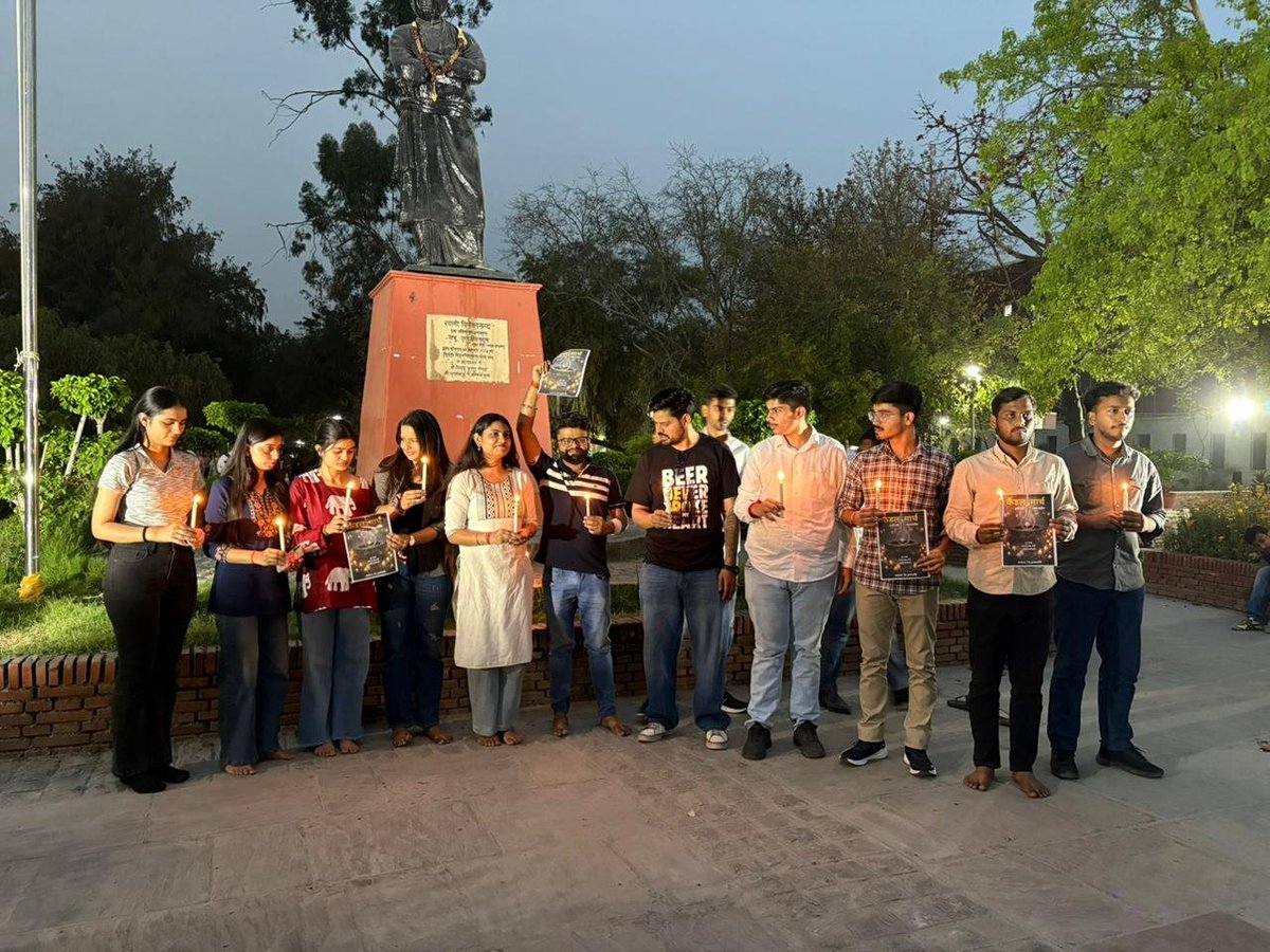 thethakurforce's tweet photo. कल दिल्ली विश्वविद्यालय में सारण में हुए रेप और सामूहिक दुष्कर्म की घटना के खिलाफ शांतिपूर्ण विरोध प्रदर्शन किया गया। इस दौरान वंशिका बालियान, पलक सिंह, सौम्या पठानिया और नीति जादौन के नेतृत्व में छात्रों ने कैंडल जलाकर पीड़िता को श्रद्धांजलि दी और न्याय की मांग उठाई। https://t.co/dHndx66UrR