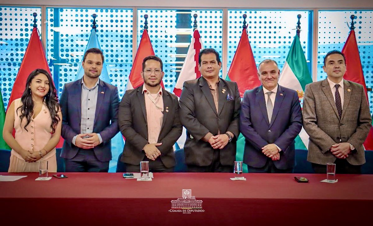 Hoy en el acto de 𝐇𝐨𝐦𝐞𝐧𝐚𝐣𝐞 𝐂𝐚𝐦𝐚𝐫𝐚𝐥 𝐚 𝐥𝐚 𝐅𝐮𝐧𝐝𝐚𝐜𝐢𝐨́𝐧 𝐕𝐞𝐫𝐛𝐮𝐧𝐝𝐞𝐧𝐡𝐞𝐢𝐭 𝐩𝐨𝐫 𝐬𝐮 𝐚𝐩𝐨𝐫𝐭𝐞 𝐚𝐥 𝐩𝐚𝐢́𝐬 realizado por la Cámara de Diputados.