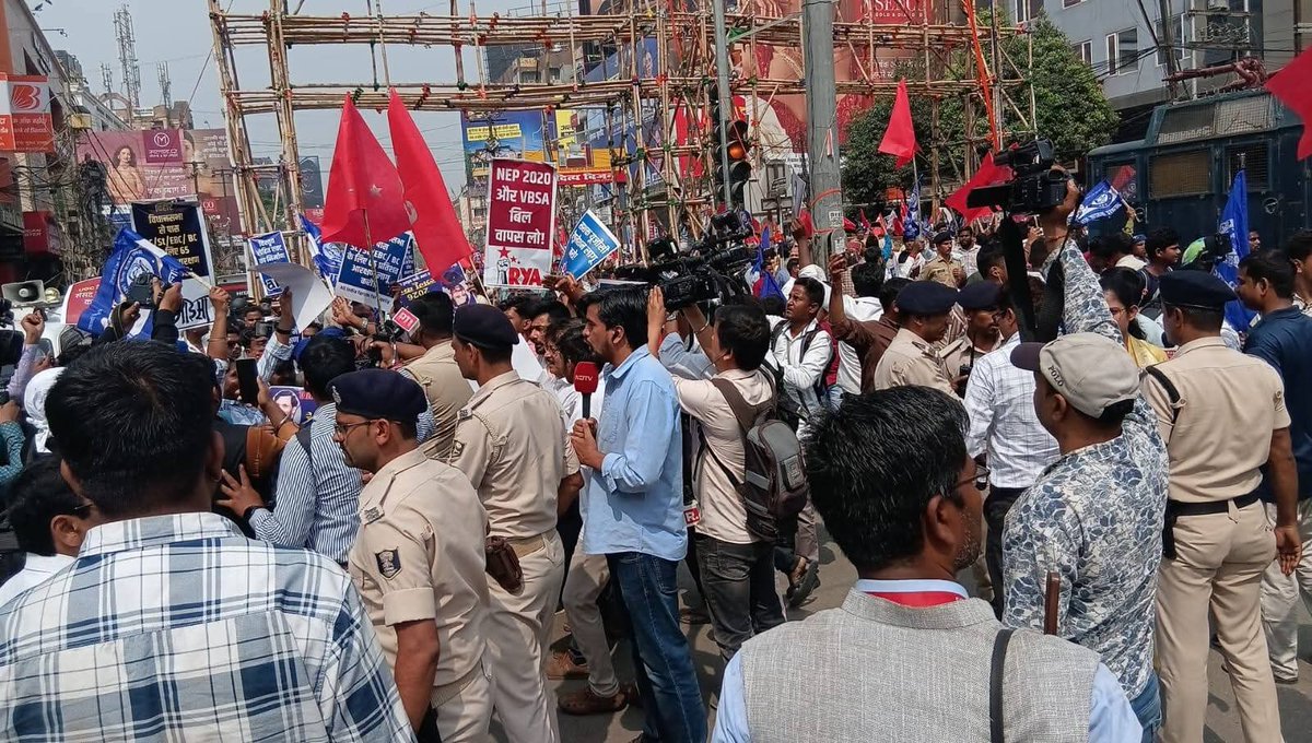 ana80427's tweet photo. UGC के समर्थन में पटना (ड़कबंगला चौक) https://t.co/6X1mKniJEX