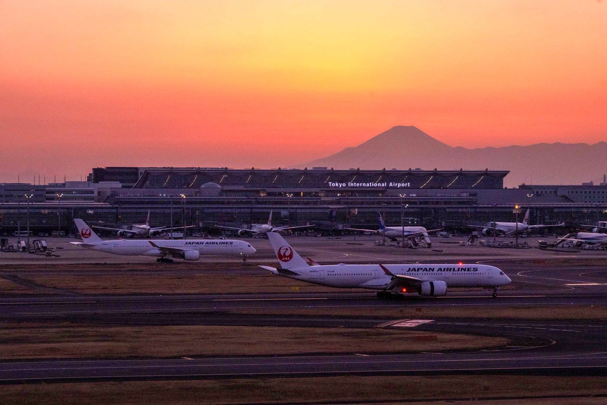 avant0821's tweet image. 撮影地　羽田空港
2026年2月

おはようございます
羽田空港から3連投今回が最後です
タキシングしているA350に着陸したA350が並びました
JALの主力機カッコいいですね

#富士山
#A350
#JA09XJ
#JA08WJ
#FlyJAL