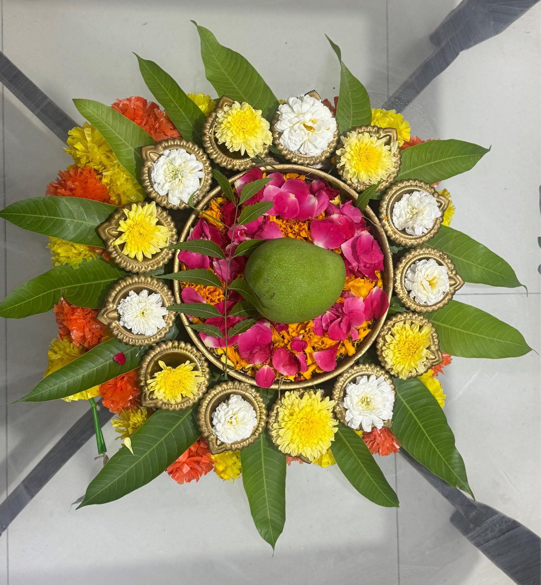 కొత్త చిగుళ్లతో ప్రకృతి మెరిసిపోతుంటే, ఆశల తోరణాలతో ప్రతి ఇల్లు వెలిగిపోతుంటే ఆగమించిన ఆమనికి స్వాగతం. 
సస్యశ్యామల తెలంగాణ సాంస్కృతిక వైభవాన్ని సాహిత్య పరిమళాల్ని వెదజల్లాలని ఆకాంక్షిస్తూ రాష్ట్ర ప్రజలకు హృదయ పూర్వక ఉగాది శుభాకాంక్షలు