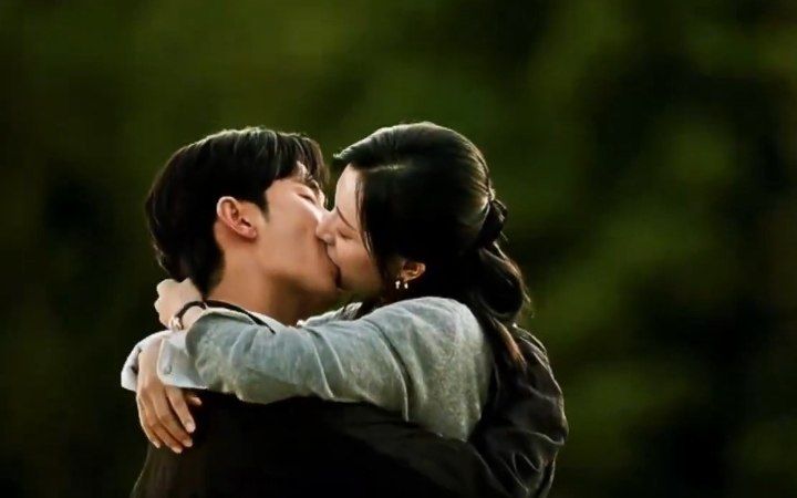 12februarl's tweet photo. Eron couldn’t control her emotions when she saw the romantic scene.She knew that Kim Soo Hyun belonged to the girl he kissed in the series,which made Eron feel jealous and upset. https://t.co/jANEWwdL4v