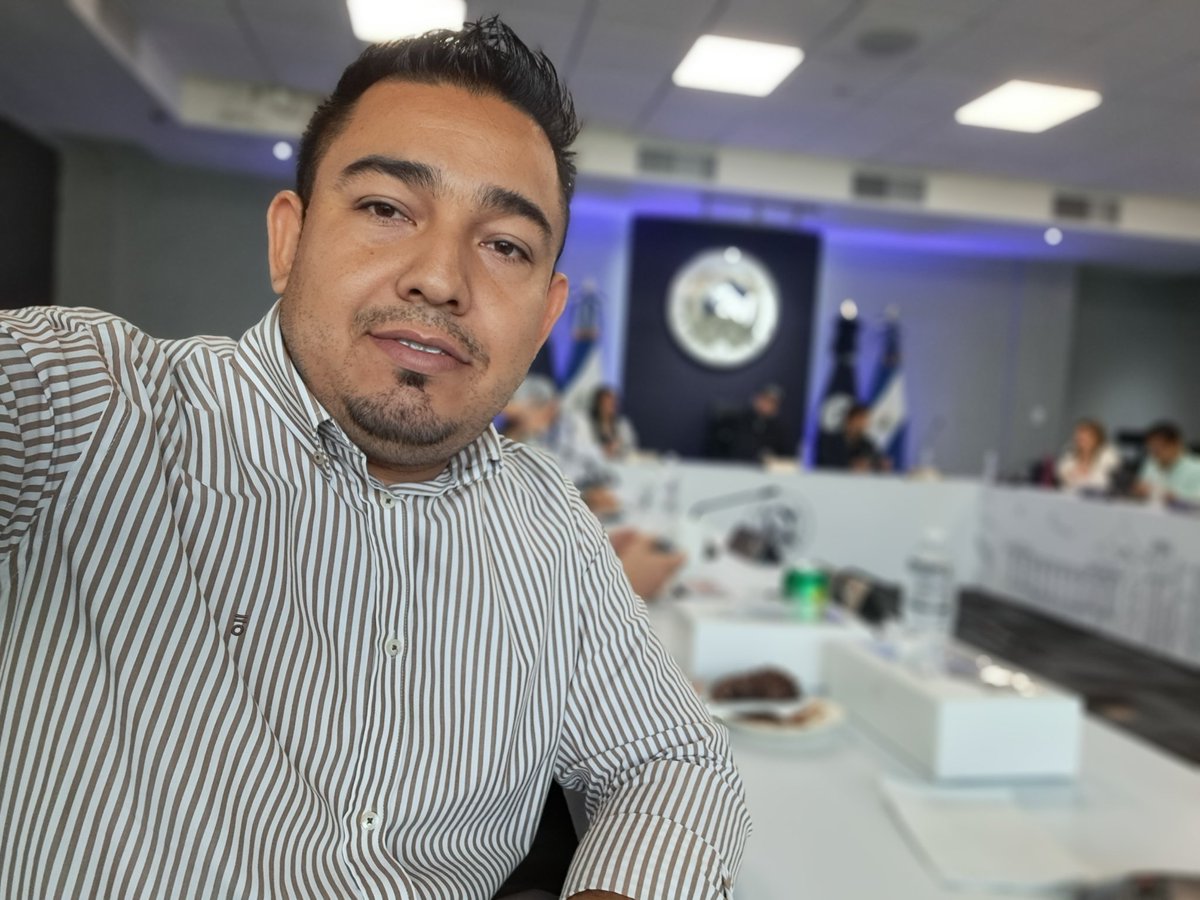 Este día participé en reunión de Concejo Municipal de SSC, en donde discutimos temas importantes en beneficio de la población. Nuestra labor no solo es votar, también es analizar, proponer y velar porque cada decisión responda al interés ciudadano. 🤝
 #ConcejalesCercaDeLaGente