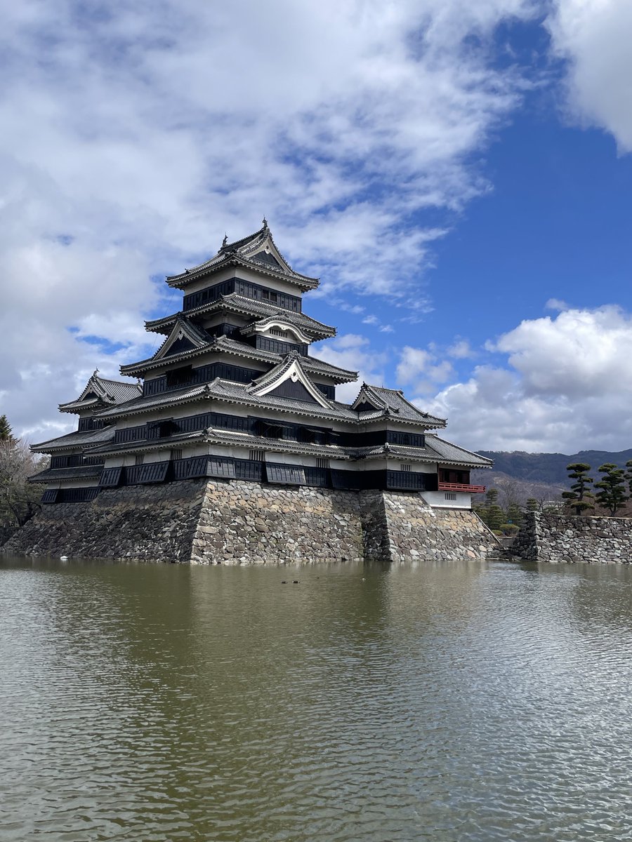rise7014's tweet image. 松本城来たぜ！真っ黒で
かっこいい😎

#松本城　#旅行　#出張