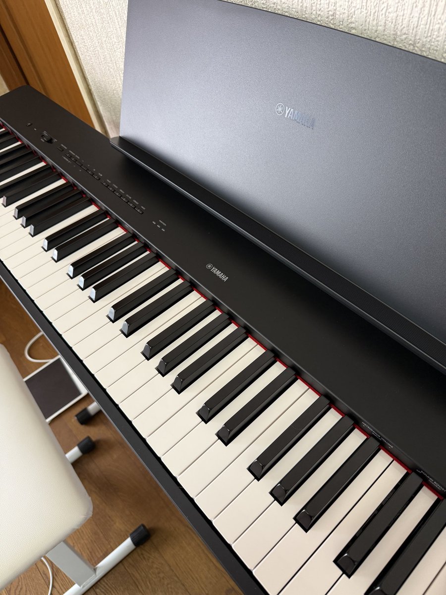 studio_momo_'s tweet photo. 折りたたみキーボード一音出なくなったから今度はYAMAHAP-225を購入。
持ち運びはかなり大変になりそう。
後グランドピアノの椅子も高級なやつに変えてみた。
クッション性がないやつだったから腿の裏が痛かったけど今度はあたりが柔らかい。
#ピアノ https://t.co/7hN0hToZAB