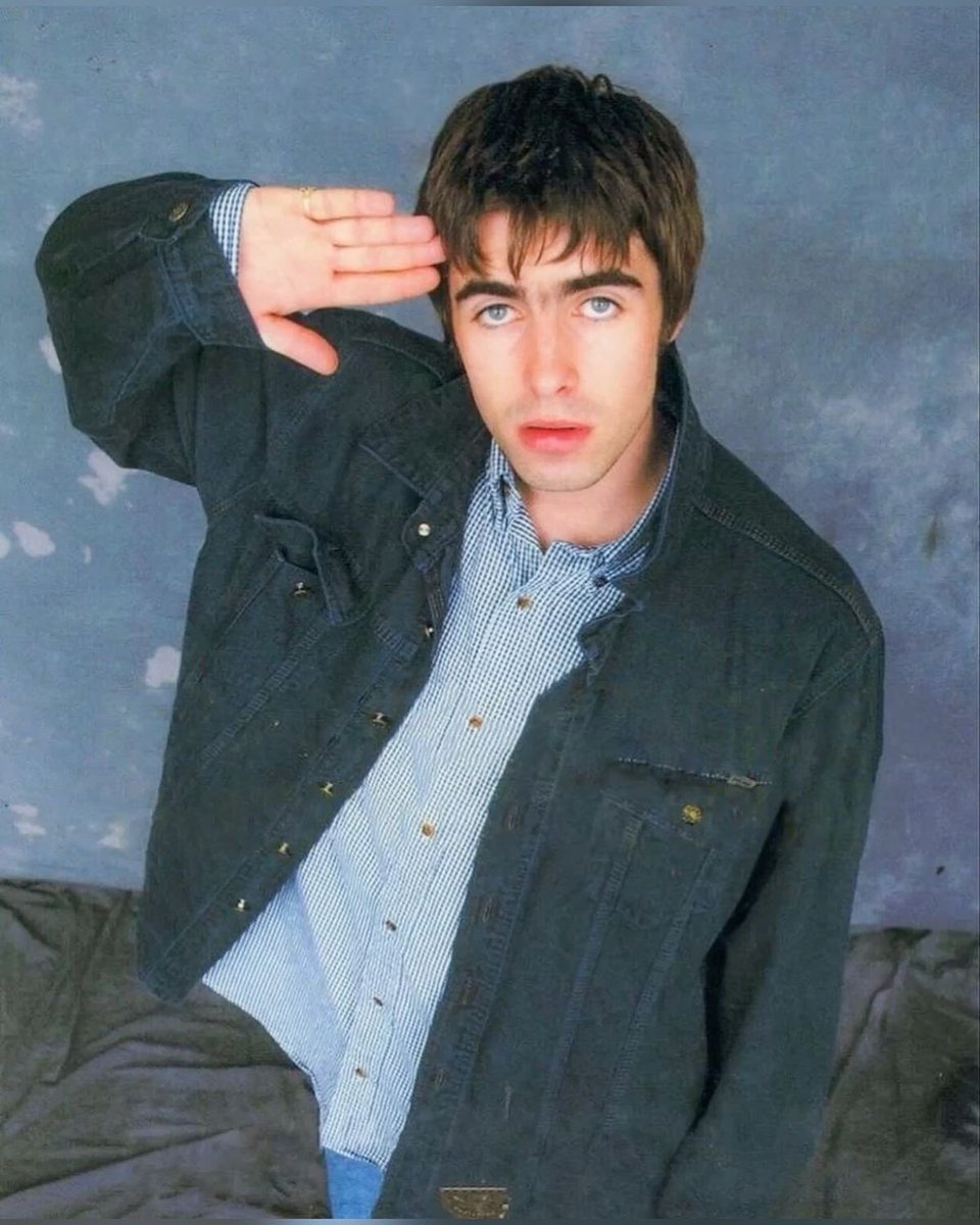 oasiisera's tweet photo. 🚨ATENCIÓN 🚨
LIAM GALLAGHER de el famoso grupo OASIS, dejó de seguir a Emilia Mernes en Instagram. https://t.co/SmkxURbkfv