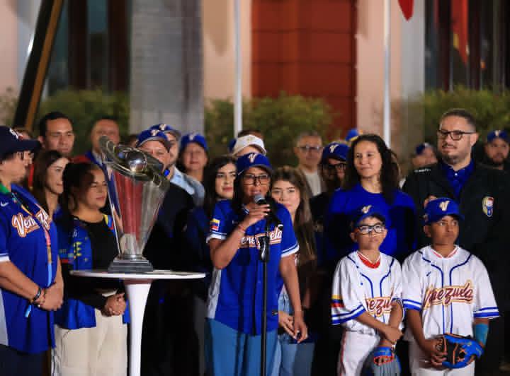 👌Desde #Miraflores la presidenta encargada <a href="/delcyrodriguezv/">Delcy Rodríguez</a> , atiende junto al pueblo venezolano la #Copa de clásico mundial ..

🇻🇪Orgullo Venezolano... "Gran Victoria"