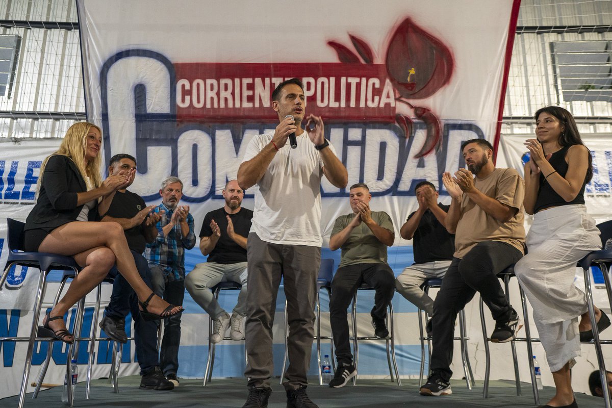 aJulianAlvarez's tweet photo. Participamos del acto de lanzamiento de la Corriente Política Comunidad.

Este nuevo espacio viene a fortalecer el peronismo en Lanús y a sumarse al trabajo que estamos llevando adelante en nuestro distrito para mejorar la calidad de vida de cada vecino y vecina.

La salida siempre es colectiva y en eso trabajamos cada dia. ¡Felicitaciones compañeros y compañeras!

#CristinaLibre ✌️❤️