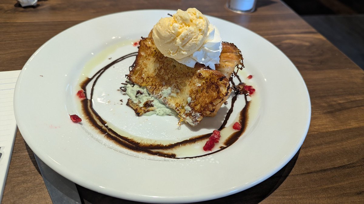 tokamonogatari's tweet photo. 会員向け #メロン風味のデニッシュサンド 誤ってプレート上にもメロンクリームとのことだけど、功を奏し香りに包まれ歴代最高の一皿。ステキな店員さん、ホントに感謝。 さぁ #デニーズ へ行こう！ #日曜天国 https://t.co/6WYuAH9pDy