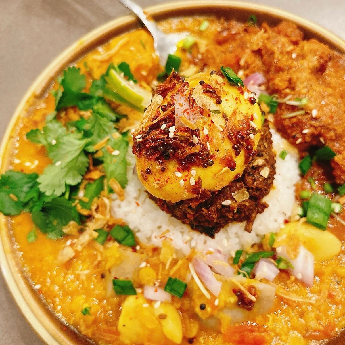 CurryHanako's tweet photo. おはようございます☀️
⁡
本日の営業時間は
☀️11:00-15:00L.O.
🌙18:00-21:00L.O.
⁡
です🍛
（今週は毎日夜営業あります！🌙🍛）
⁡
日替わりは、
サーモン＆マッシュルームのカレー🐟🍄🍋‍🟩
⁡
本日もよろしくお願いします🌸
⁡ https://t.co/1Ilgjitwkt