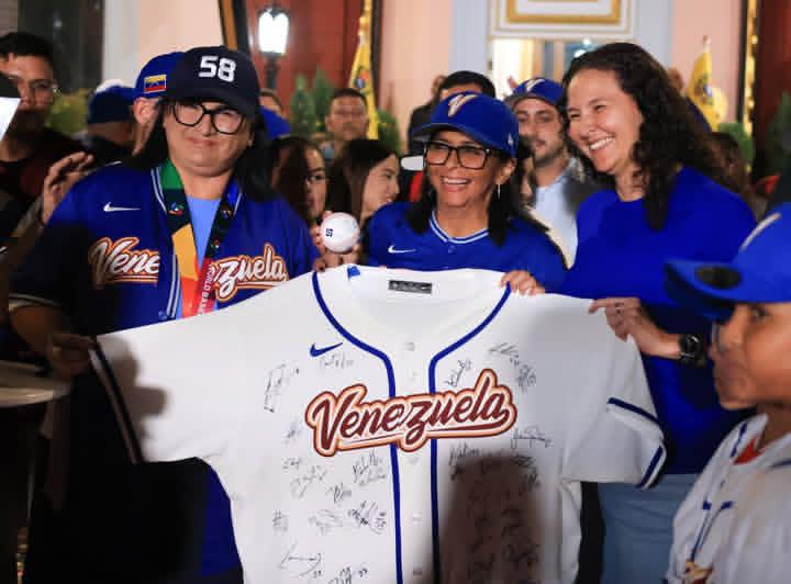 👌Desde #Miraflores la presidenta encargada <a href="/delcyrodriguezv/">Delcy Rodríguez</a> , atiende junto al pueblo venezolano la #Copa de clásico mundial ..

🇻🇪Orgullo Venezolano... "Gran Victoria"