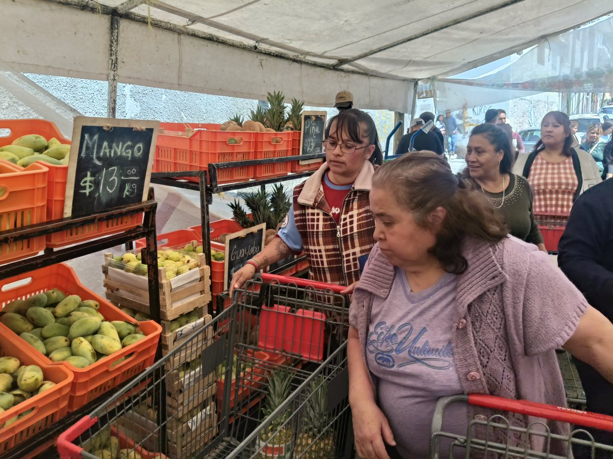 alangarfer's tweet photo. Por la mañana, en la colonia #Malacates se abrió un nuevo punto de "Campo Ciudad", llevamos un mensaje por parte de la Jefa de Gobierno de la Ciudad de México;  invitamos a lxs vecinxs a adquirir los productos de buena calidad que vienen directamente de los productores. https://t.co/9jsbDnSBcx