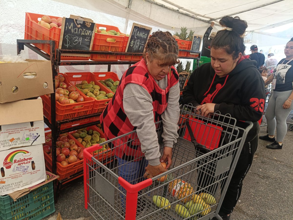 alangarfer's tweet photo. Por la mañana, en la colonia #Malacates se abrió un nuevo punto de "Campo Ciudad", llevamos un mensaje por parte de la Jefa de Gobierno de la Ciudad de México;  invitamos a lxs vecinxs a adquirir los productos de buena calidad que vienen directamente de los productores. https://t.co/9jsbDnSBcx
