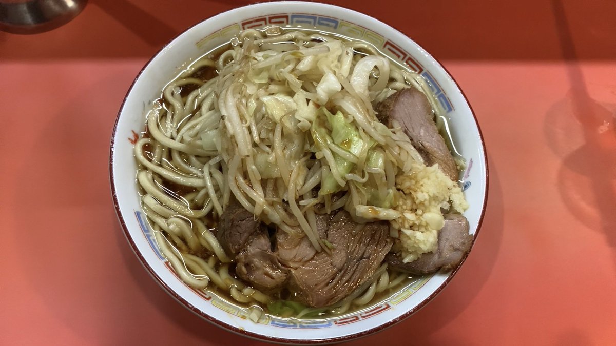jiro4691's tweet photo. ラーメン二郎仙川店2309から2502位の画像。最近はやや微乳化寄りで充分激旨ですが仙川ブラック時代を超えたこの頃の完全分離生姜香る非乳化ラーメンが超絶爆旨だった。店主様たまには完全非乳化お願いします。 https://t.co/ftKdtVAsPU