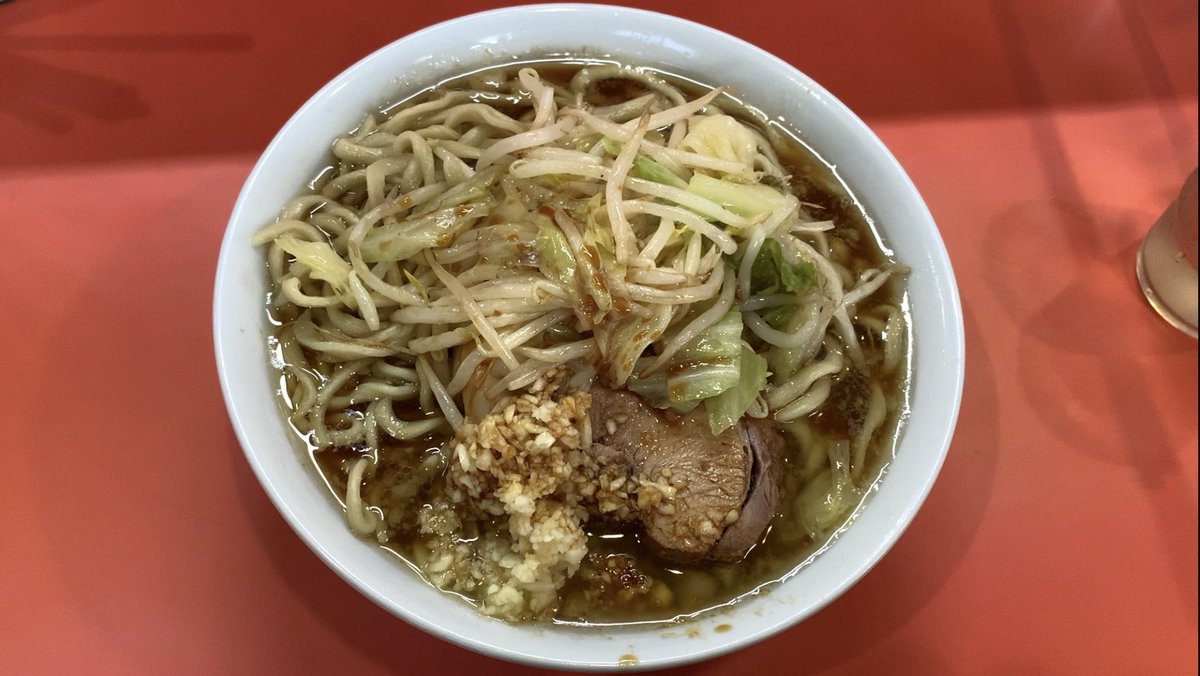 jiro4691's tweet photo. ラーメン二郎仙川店2309から2502位の画像。最近はやや微乳化寄りで充分激旨ですが仙川ブラック時代を超えたこの頃の完全分離生姜香る非乳化ラーメンが超絶爆旨だった。店主様たまには完全非乳化お願いします。 https://t.co/ftKdtVAsPU