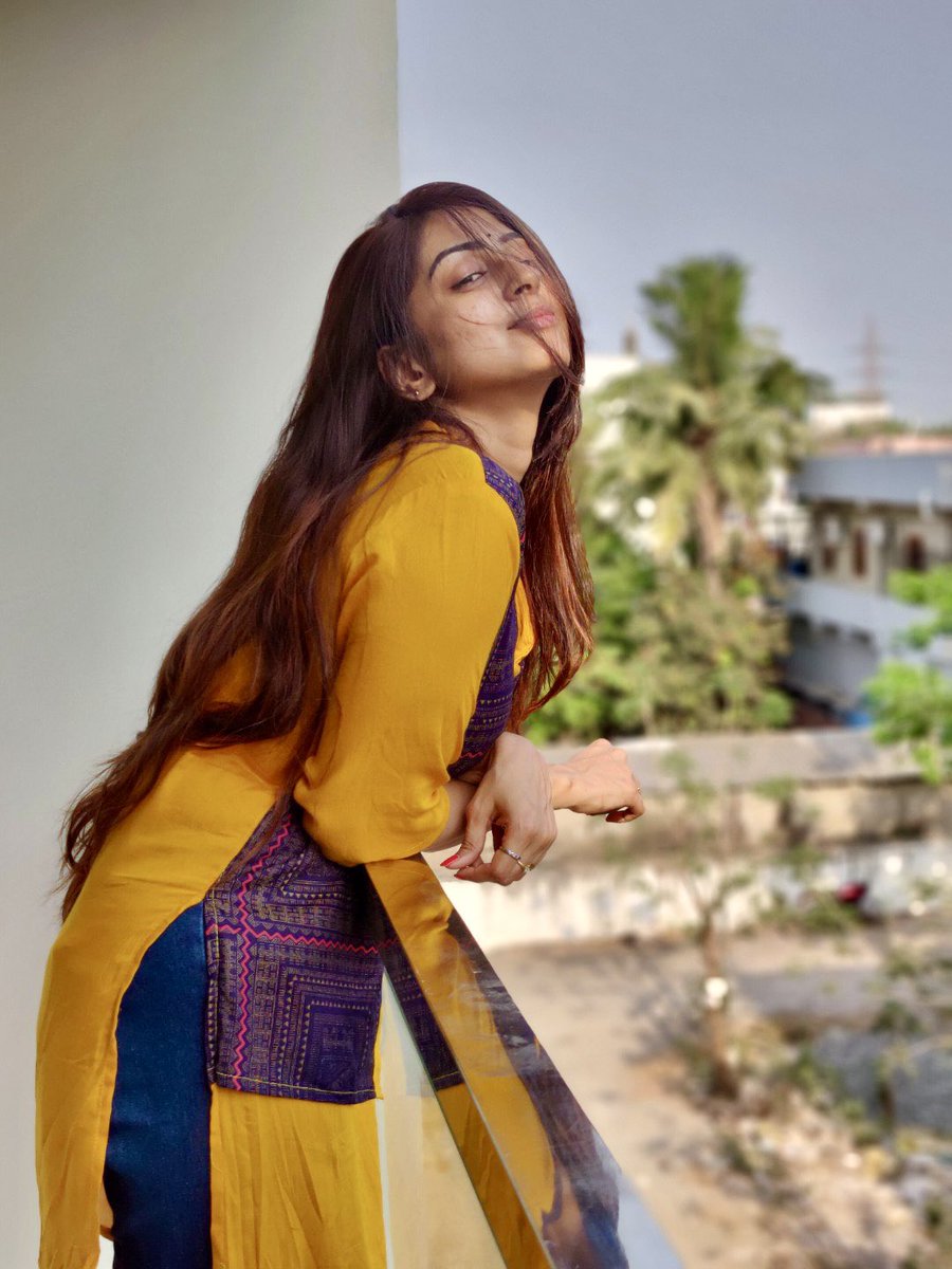 Gkuhasini's tweet photo. Just glowing differently today ✨

#GlowUp #GoldenVibes #DesiStyle #MinimalLook #InstaDaily #PhotoDump #VibeCheck https://t.co/T2kx912hhC