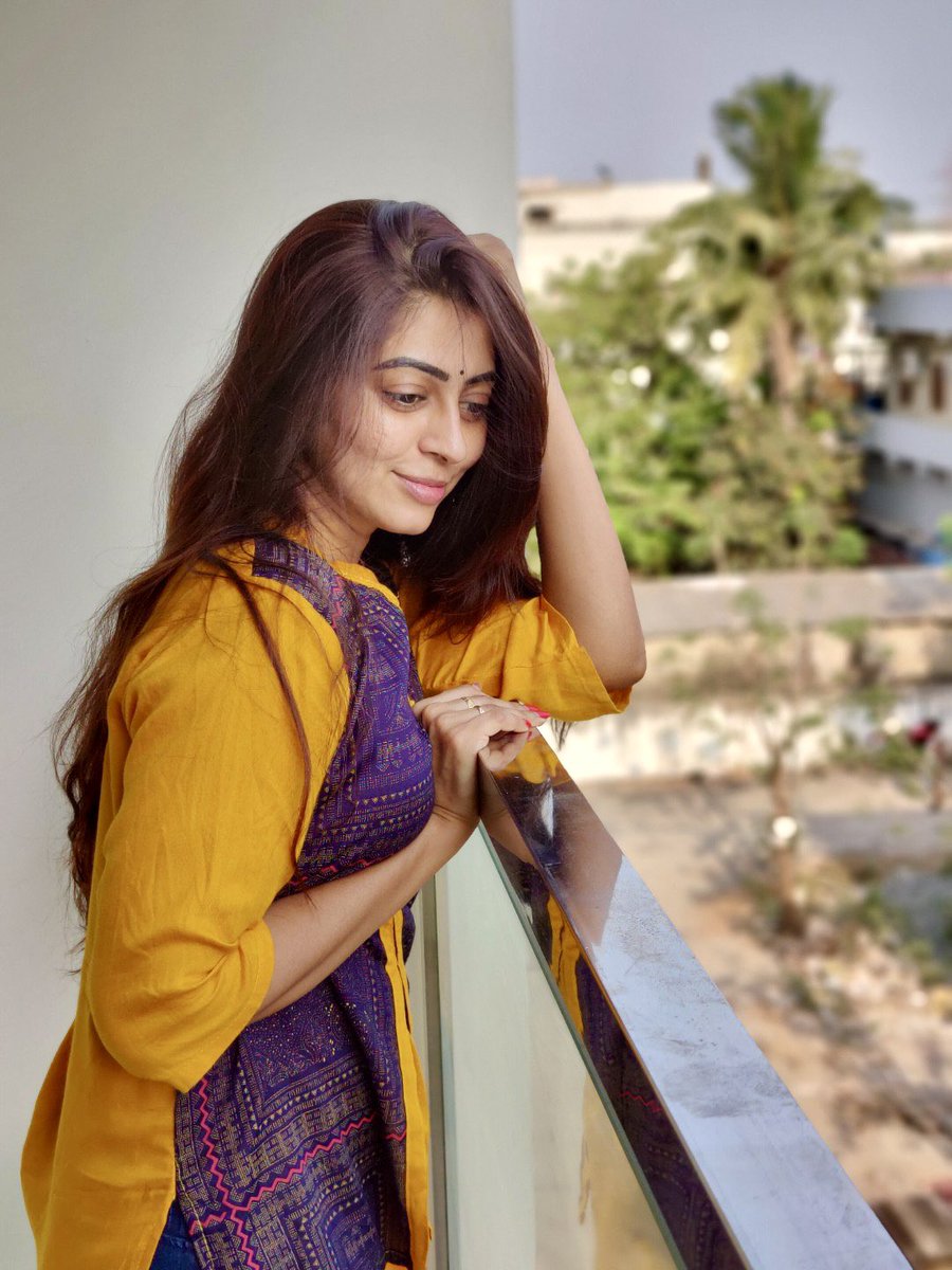 Gkuhasini's tweet photo. Just glowing differently today ✨

#GlowUp #GoldenVibes #DesiStyle #MinimalLook #InstaDaily #PhotoDump #VibeCheck https://t.co/T2kx912hhC
