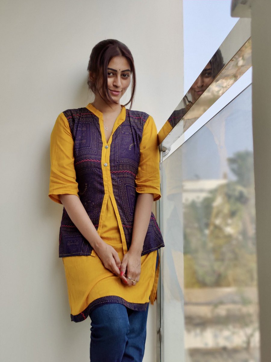 Gkuhasini's tweet photo. Just glowing differently today ✨

#GlowUp #GoldenVibes #DesiStyle #MinimalLook #InstaDaily #PhotoDump #VibeCheck https://t.co/T2kx912hhC