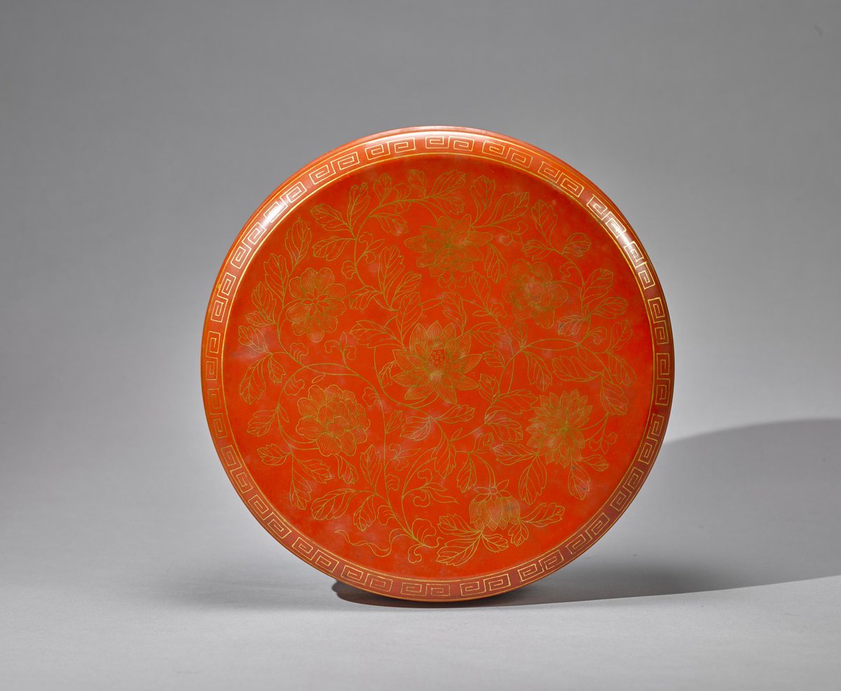 ShanghaiMuseum's tweet photo. With interlaced lotus patterns and geometrical patterns delicately outlined in gold, this lacquered round box from Fuzhou—a traditionally flourishing town of lacquerware craftsmanship—makes a vibrant visual harmony of red and gold.

#ChinesePatterns
福州朱漆描金缠枝莲纹圆盒 https://t.co/2wvBc0gVSi